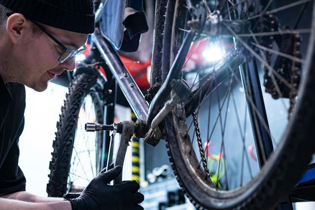 Werken aan de ketting en de versnelling van een fiets