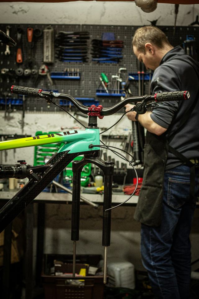 Een fiets in de montagestandaard in de werkplaats