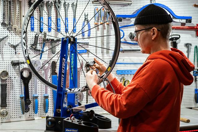 Een fietsenmaker richt een wiel