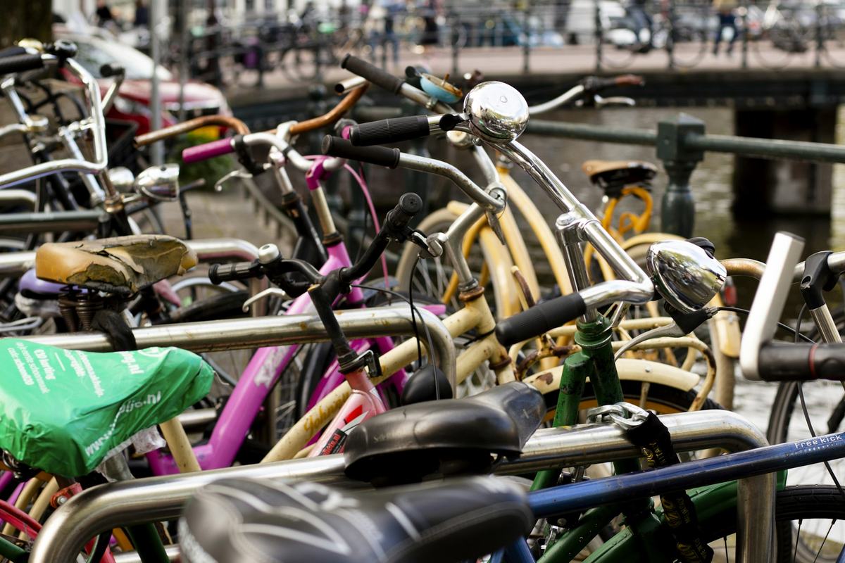 Fietsen naast elkaar op de stoep